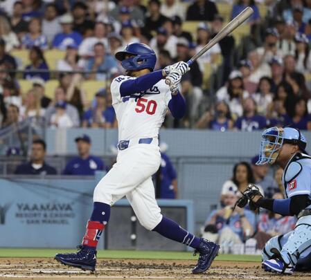 　ロイヤルズ戦の２回、本塁打を放つドジャースのベッツ＝ロサンゼルス（共同）