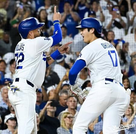 ３回、２７号２ランを放ちポーズを決めるロハス(左)と大谷(ロサンゼルス・ドジャース提供)