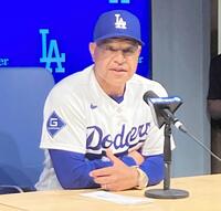 試合後の会見でサヨナラ勝利について語るロバーツ監督（撮影・小林信行）
