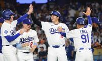 　サヨナラ勝ちし、笑顔でタッチを交わすドジャース・大谷（共同）
