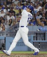 　ロイヤルズ戦の３回、27号２ランを放つドジャース・大谷＝ロサンゼルス（共同）