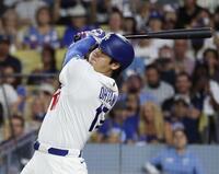 　ロイヤルズ戦の３回、27号２ランを放つドジャース・大谷＝ロサンゼルス（共同）