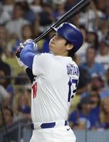 　ロイヤルズ戦の３回、27号２ランを放つドジャース・大谷＝ロサンゼルス（共同）