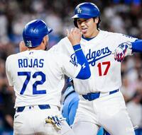 ２７号逆転２ランを放ち、ロハスとデコピンポースをかわす大谷（ロサンゼルス・ドジャース提供）