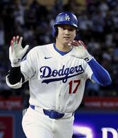 　ロイヤルズ戦の３回、27号２ランを放ち塁を回るドジャース・大谷＝ロサンゼルス（共同）