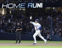 　ロイヤルズ戦の３回、27号２ランを放ち塁を回るドジャース・大谷＝ロサンゼルス（共同）
