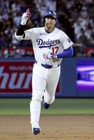 　ロイヤルズ戦の３回、27号２ランを放ち塁を回るドジャース・大谷＝ロサンゼルス（共同）