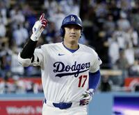 　ロイヤルズ戦の３回、27号２ランを放ち塁を回るドジャース・大谷＝ロサンゼルス（共同）