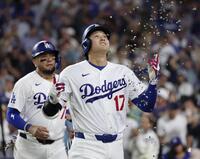 　ロイヤルズ戦の３回、27号２ランを放ち、祝福されるドジャース・大谷＝ロサンゼルス（共同）