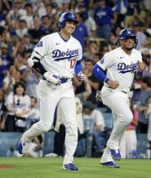 　ロイヤルズ戦の３回、27号２ランを放ち、笑顔のドジャース・大谷。右は二走ロハス＝ロサンゼルス（共同）