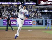 　ロイヤルズ戦の３回、27号２ランを放ち塁を回るドジャース・大谷＝ロサンゼルス（共同）