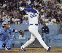 　ロイヤルズ戦の７回、右前打を放つドジャース・大谷＝ロサンゼルス（共同）