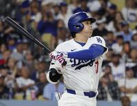 　ロイヤルズ戦の７回、右前打を放つドジャース・大谷＝ロサンゼルス（共同）