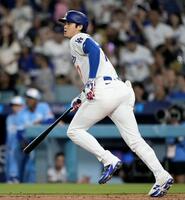 　ロイヤルズ戦の３回、27号２ランを放ち、打球の行方を見つめるドジャース・大谷＝ロサンゼルス（ＡＰ＝共同）