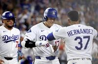 　ロイヤルズ戦の３回、27号２ランを放ち、Ｔ・ヘルナンデス（37）に祝福されるドジャース・大谷＝ロサンゼルス（共同）