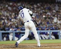 　ロイヤルズ戦の３回、27号２ランを放つドジャース・大谷＝ロサンゼルス（ロイター＝共同）