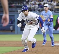 　ロイヤルズ戦の７回、パヘスの右飛で飛び出し、一、二塁間で挟まれアウトになるドジャースの一走大谷＝ロサンゼルス（共同）