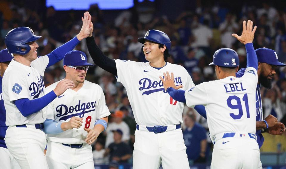 　サヨナラ勝ちし、笑顔でタッチを交わすドジャース・大谷（共同）