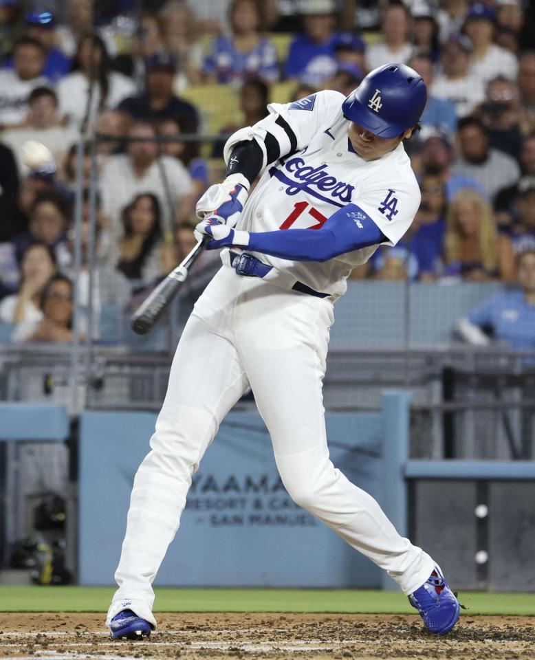 　ロイヤルズ戦の３回、27号２ランを放つドジャース・大谷＝ロサンゼルス（共同）