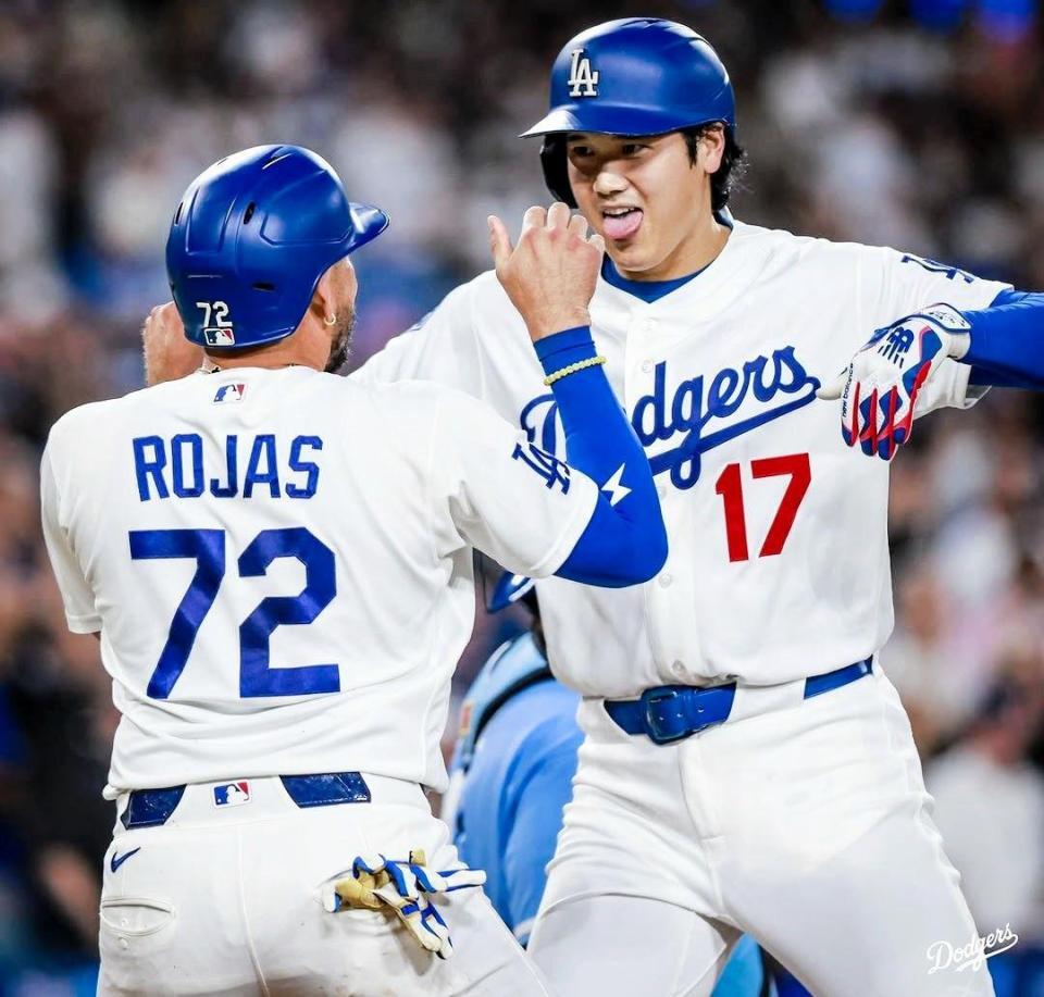 ２７号逆転２ランを放ち、ロハスとデコピンポースをかわす大谷（ロサンゼルス・ドジャース提供）