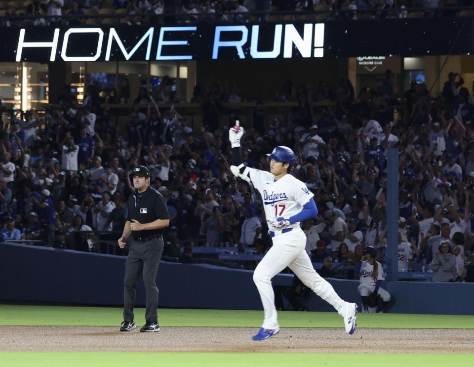 　ロイヤルズ戦の３回、27号２ランを放ち塁を回るドジャース・大谷＝ロサンゼルス（共同）