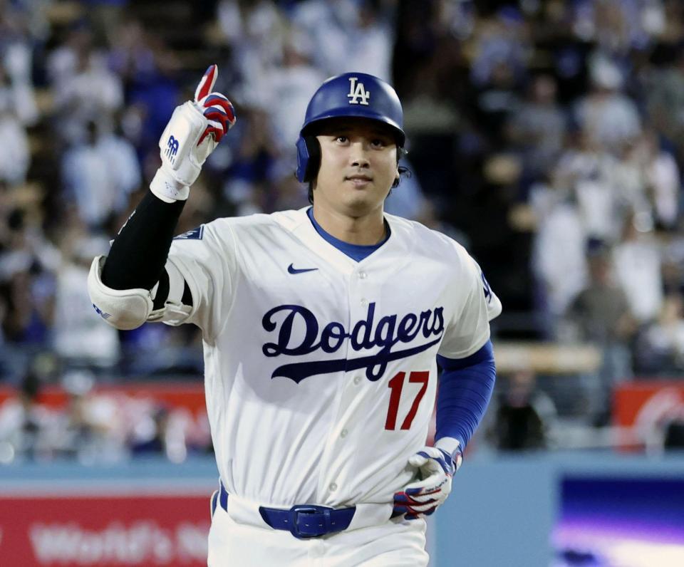 　ロイヤルズ戦の３回、27号２ランを放ち塁を回るドジャース・大谷＝ロサンゼルス（共同）
