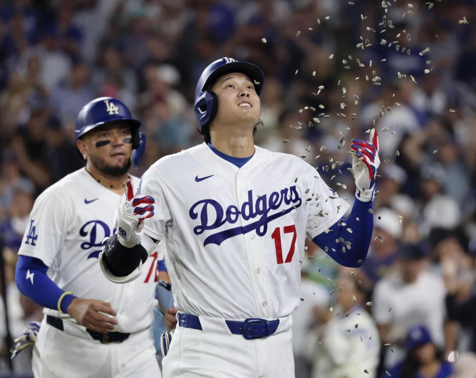 　ロイヤルズ戦の３回、27号２ランを放ち、祝福されるドジャース・大谷＝ロサンゼルス（共同）