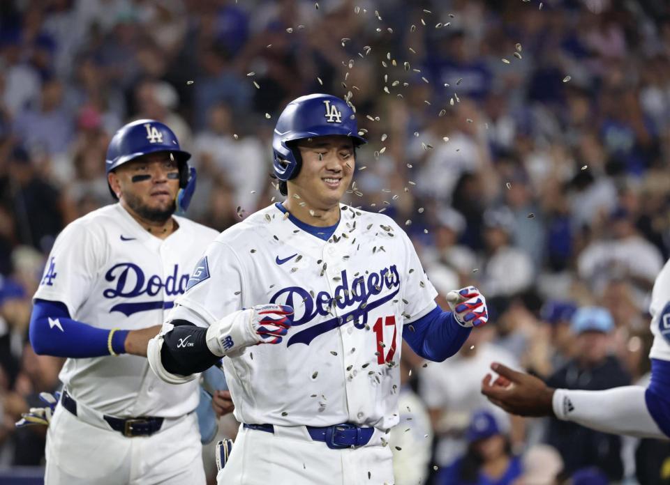 　ロイヤルズ戦の３回、27号２ランを放ち、祝福されるドジャース・大谷＝ロサンゼルス（共同）