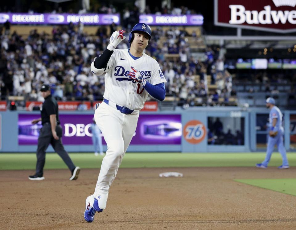 　ロイヤルズ戦の３回、27号２ランを放ち塁を回るドジャース・大谷＝ロサンゼルス（共同）
