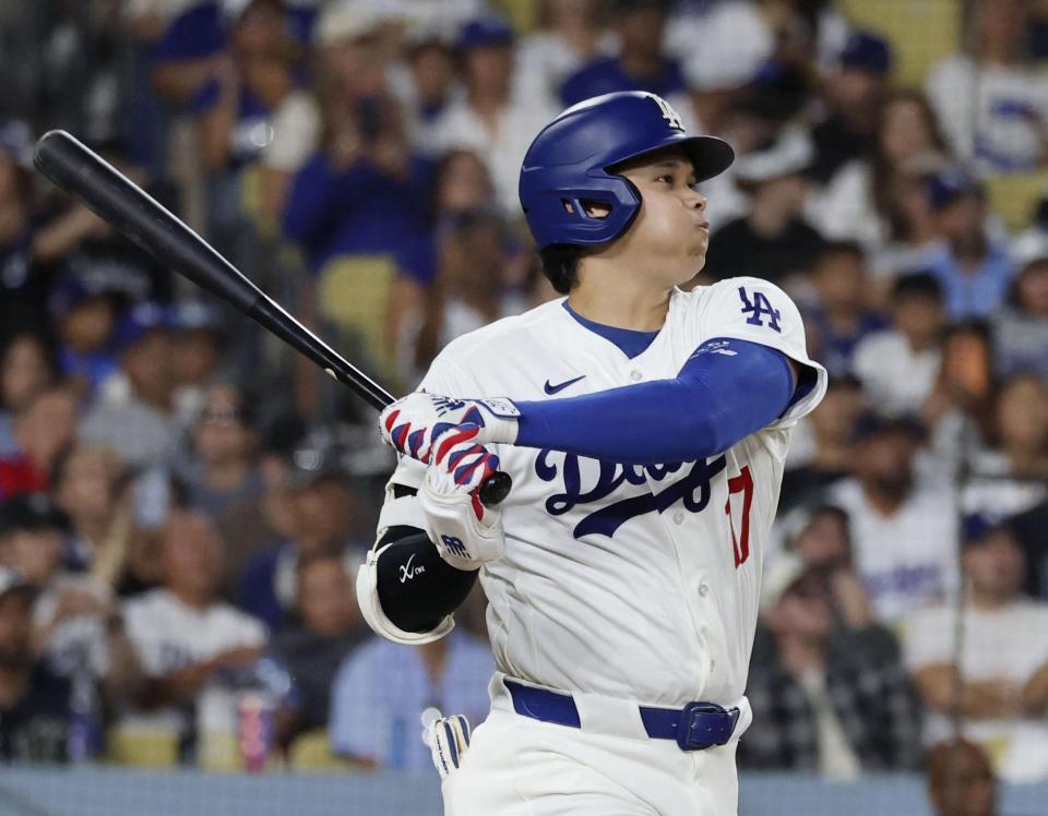 　ロイヤルズ戦の７回、右前打を放つドジャース・大谷＝ロサンゼルス（共同）