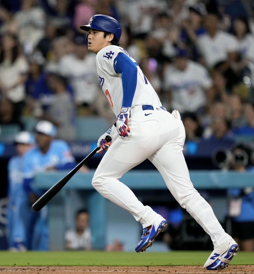 　ロイヤルズ戦の３回、27号２ランを放ち、打球の行方を見つめるドジャース・大谷＝ロサンゼルス（ＡＰ＝共同）