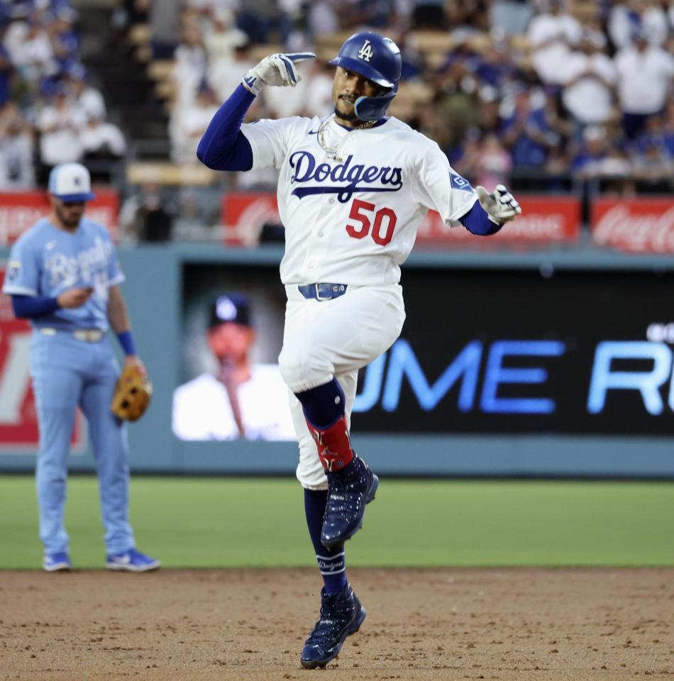 　ロイヤルズ戦の２回、本塁打を放ちポーズをとるドジャースのベッツ＝ロサンゼルス（共同）