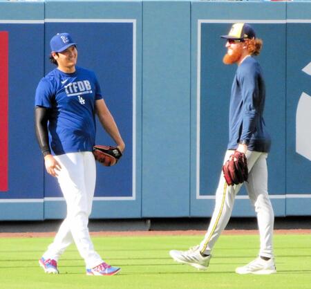 言葉をかわす大谷とメイ（撮影・小林信行）