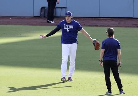 　試合前、キャッチボールを行うドジャース・大谷＝ロサンゼルス（共同）