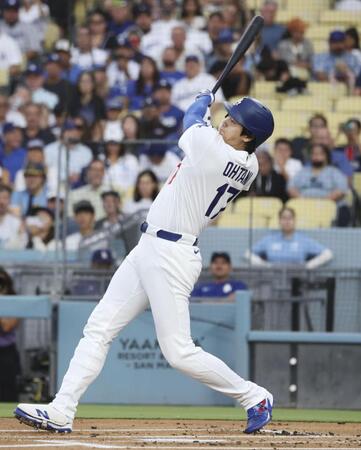 　ブルワーズ戦の１回、中越えに二塁打を放つドジャース・大谷＝ロサンゼルス（共同）