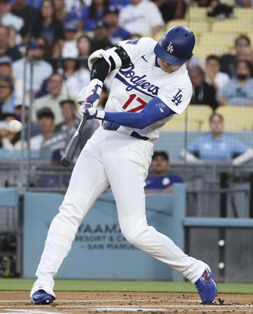 　ブルワーズ戦の１回、中越えに二塁打を放つドジャース・大谷＝ロサンゼルス（共同）