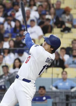 　ブルワーズ戦の１回、中越えに二塁打を放つドジャース・大谷＝ロサンゼルス（共同）