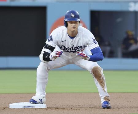 　ブルワーズ戦の１回、中越えに二塁打を放ったドジャース・大谷＝ロサンゼルス（共同）