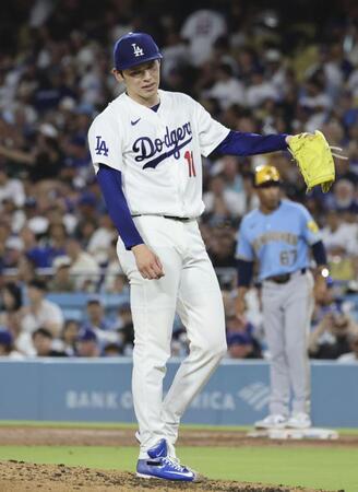 　ブルワーズ戦の４回、２者連続の押し出し四球を与え、失点したドジャース・佐々木朗＝ロサンゼルス（共同）