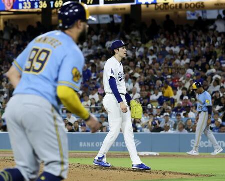 　ブルワーズ戦の４回、押し出し四球を与え、先制を許したドジャース・佐々木朗＝ロサンゼルス（共同）
