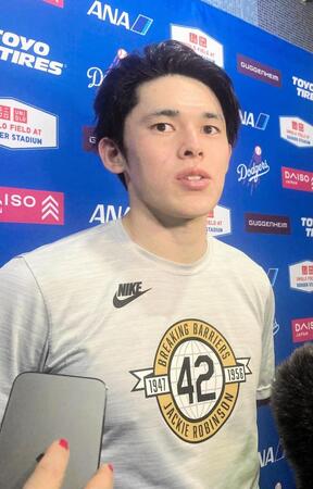 試合後、報道陣の質問に答える佐々木（撮影・小林信行）
