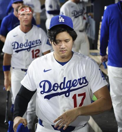 　ブルワーズに逆転負けを喫し、引き揚げるドジャース・大谷＝ロサンゼルス（共同）