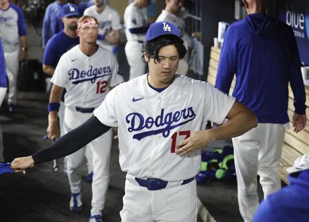 　ブルワーズに逆転負けを喫し、引き揚げるドジャース・大谷＝ロサンゼルス（共同）