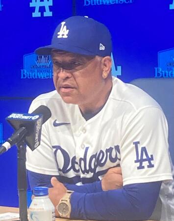 試合後に会見するロバーツ監督（撮影・小林信行）