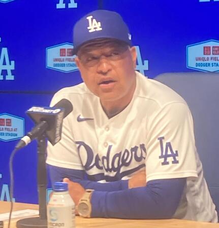 試合後に会見するロバーツ監督（撮影・小林信行）