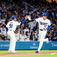 ３回、２７号２ランを放ちエベルコーチとタッチをかわす大谷（ロサンゼルス・ドジャース提供）