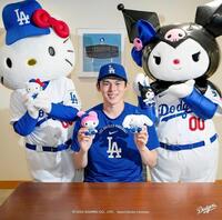 キティちゃん、クロミと記念撮影する佐々木（ロサンゼルス・ドジャース提供）