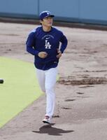 　調整するドジャース・山本＝ロサンゼルス（共同）