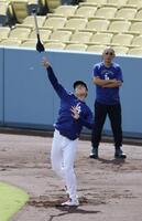 　やり投げで調整するドジャース・山本＝ロサンゼルス（共同）