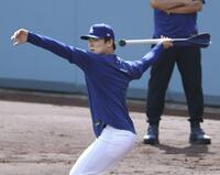 　やり投げで調整するドジャース・山本＝ロサンゼルス（共同）